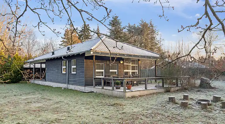 Hyggeligt træsommerhus tæt på natur og strand