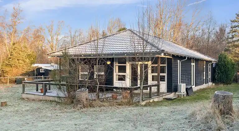 Hyggeligt træsommerhus tæt på natur og strand