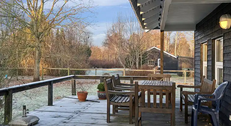Hyggeligt træsommerhus tæt på natur og strand