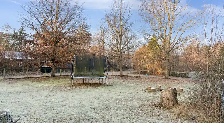 Hyggeligt træsommerhus tæt på natur og strand