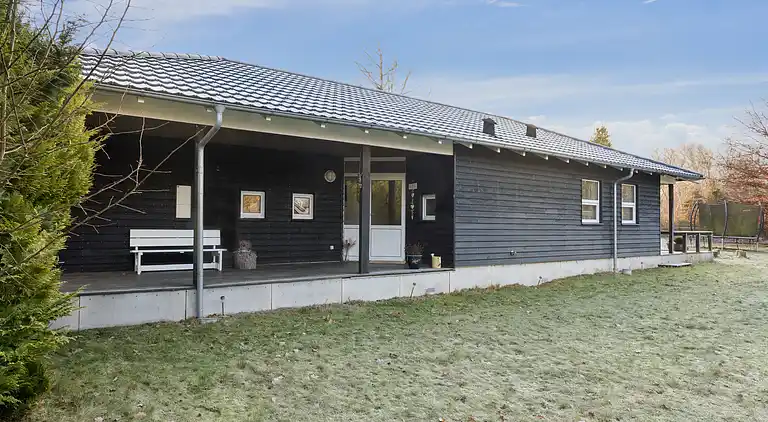 Hyggeligt træsommerhus tæt på natur og strand