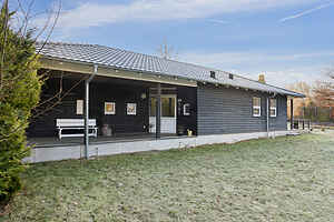 Hyggeligt træsommerhus tæt på natur og strand