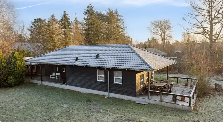 Hyggeligt træsommerhus tæt på natur og strand