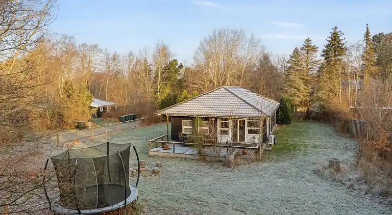 Hyggeligt træsommerhus tæt på natur og strand