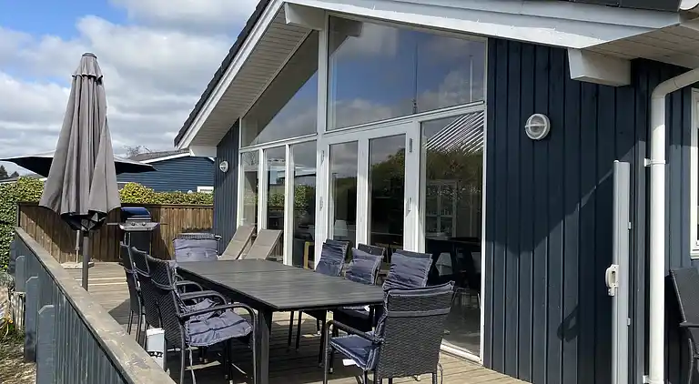 Dejligt familieferiehus kun 130 m fra stranden. 