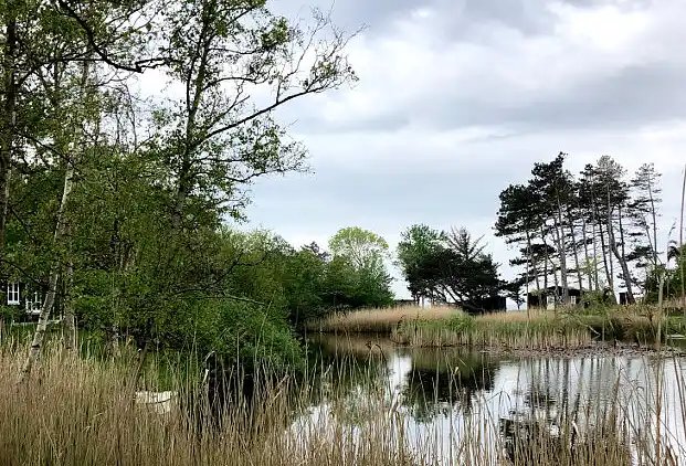 Naturoase mit Privatsee nah am Strand