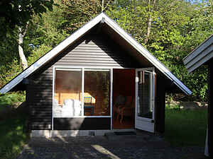 Naturoase med privat sø og kort til stranden