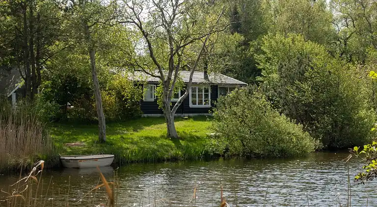 Naturoase mit Privatsee nah am Strand