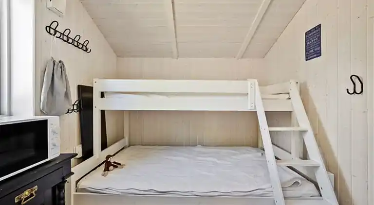 Hyggeligt sommerhus tæt på strand og leg