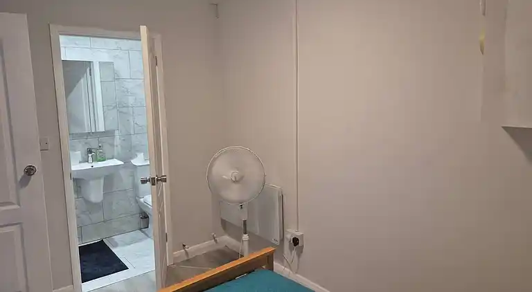 Cozy Guest Room in Aldershot Perfect for Solo Travellers