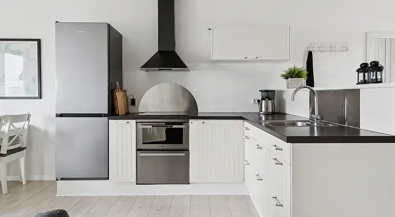 Sommerhus i 1. række.  4 pers. 30 m til havet.