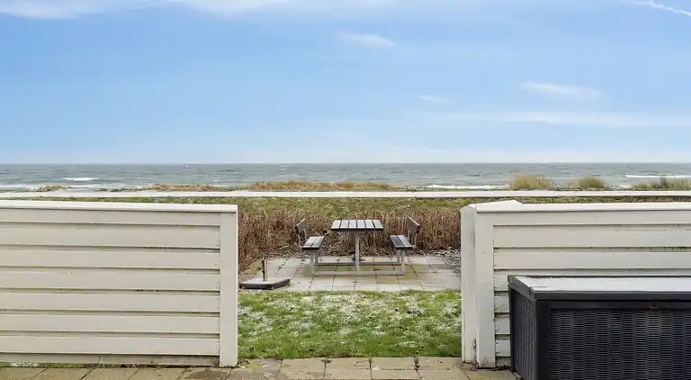 Sommerhus i 1. række.  4 pers. 30 m til havet.