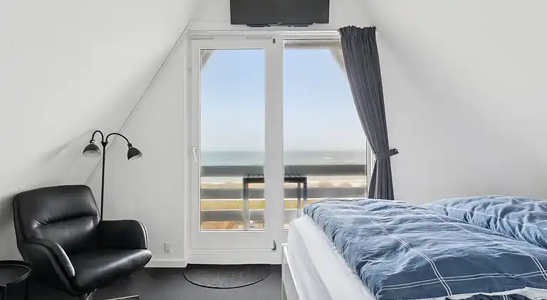 Sommerhus i 1. række.  4 pers. 30 m til havet.