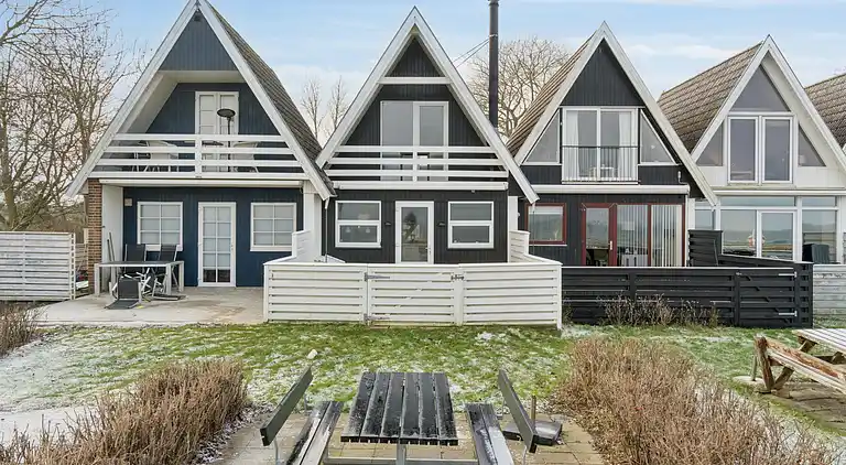 Sommerhus i 1. række.  4 pers. 30 m til havet.