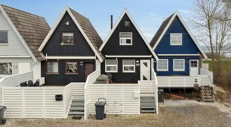 Sommerhus i 1. række.  4 pers. 30 m til havet.