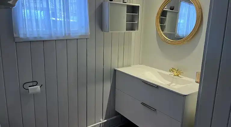 Casa renovada junto al agua y la naturaleza