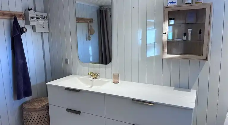 Casa renovada junto al agua y la naturaleza