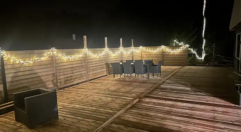 Stilfuldt sommerhus nær strand med stor terrasse