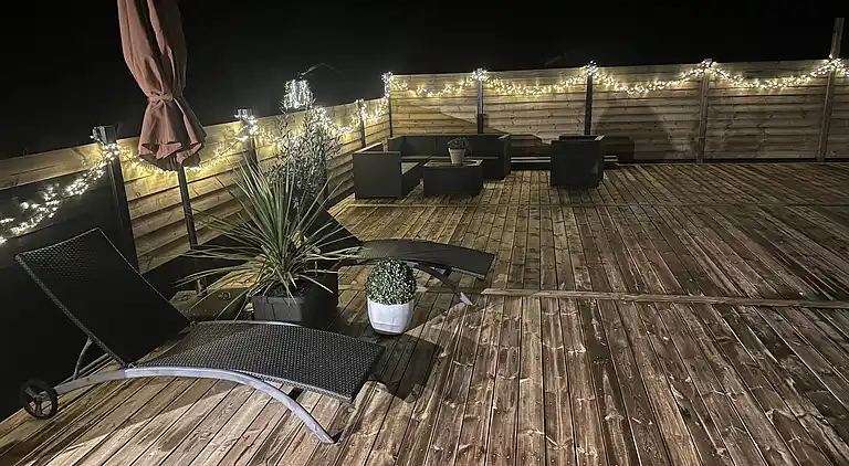 Stilfuldt sommerhus nær strand med stor terrasse