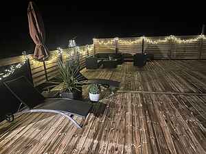 Stilfuldt sommerhus nær strand med stor terrasse