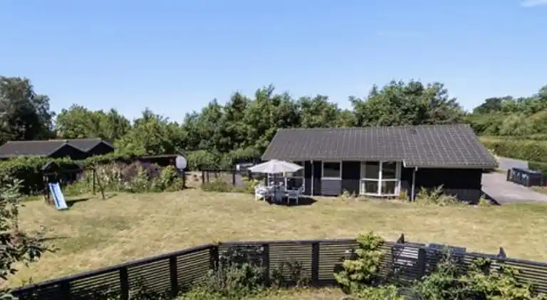 Hyggeligt sommerhus tæt på strand og leg