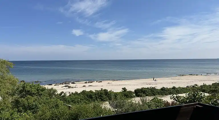 Sommerhus i første række med havudsigt