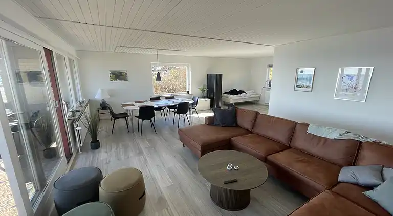 Sommerhus i første række med havudsigt