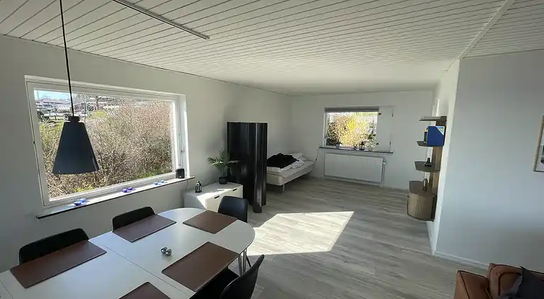 Sommerhus i første række med havudsigt