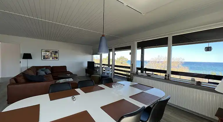 Sommerhus i første række med havudsigt