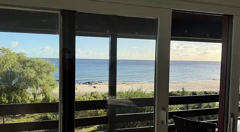 Sommerhus i første række med havudsigt