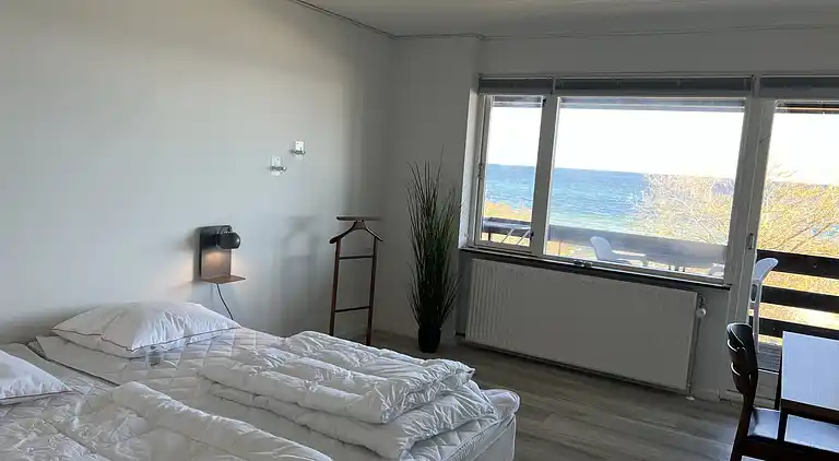 Sommerhus i første række med havudsigt