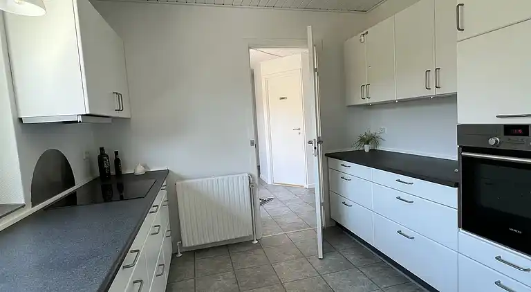 Sommerhus i første række med havudsigt