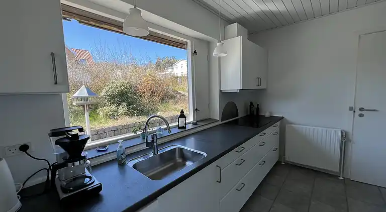 Sommerhus i første række med havudsigt