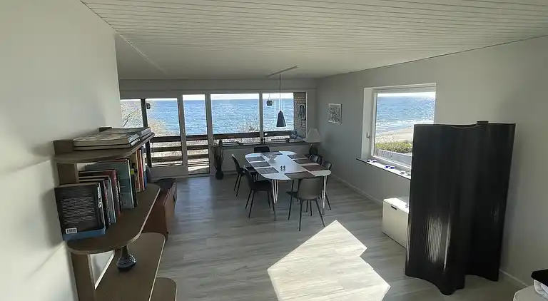 Sommerhus i første række med havudsigt