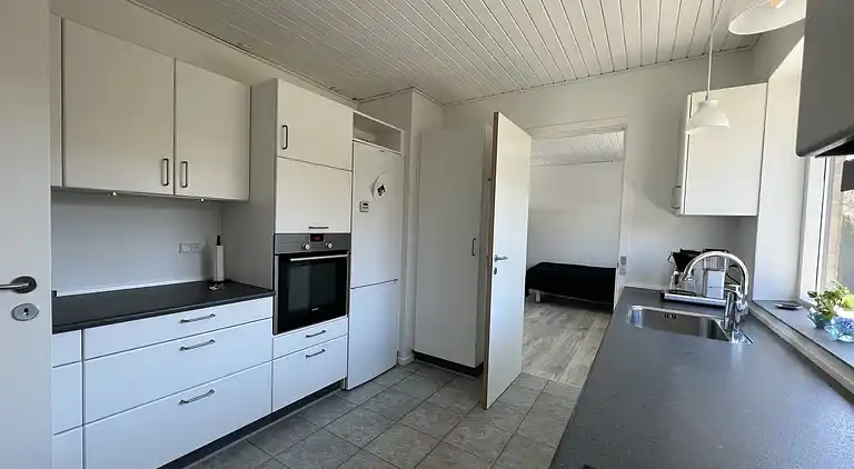 Sommerhus i første række med havudsigt