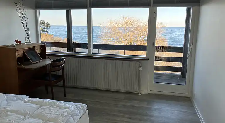 Sommerhus i første række med havudsigt