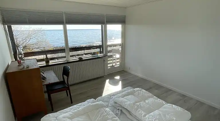 Sommerhus i første række med havudsigt