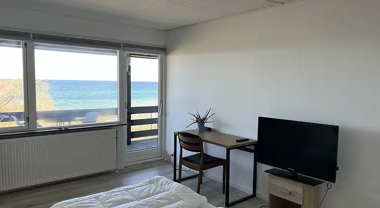 Sommerhus i første række med havudsigt