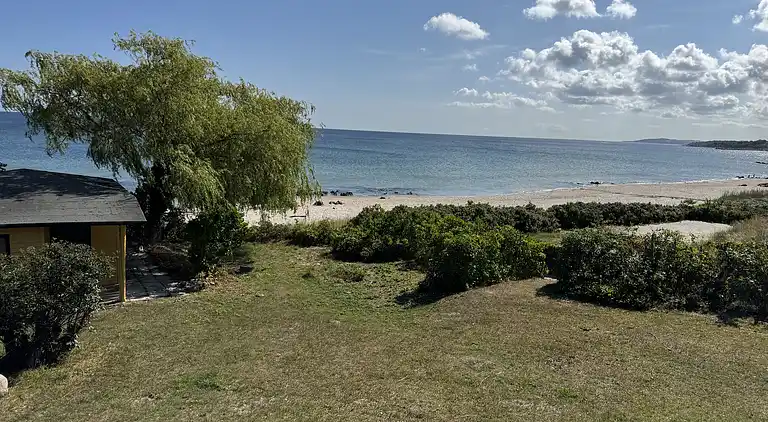 Sommerhus i første række med havudsigt