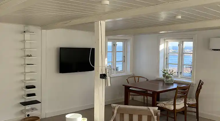 Fiskerhus med skøn  havudsigt ved Listed havn.