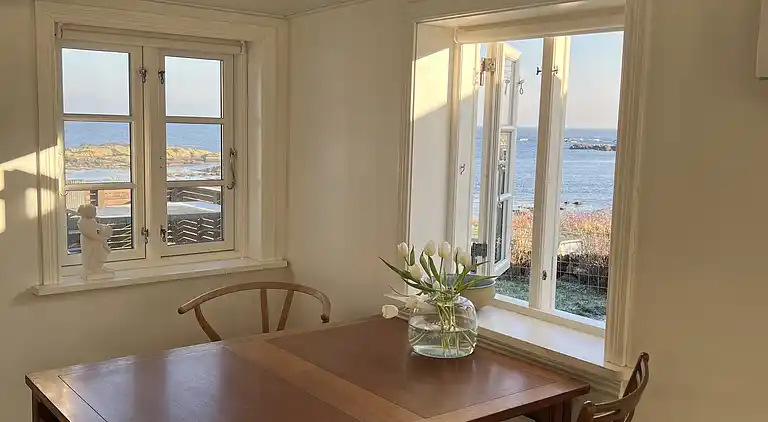 Fiskerhus med skøn  havudsigt ved Listed havn.