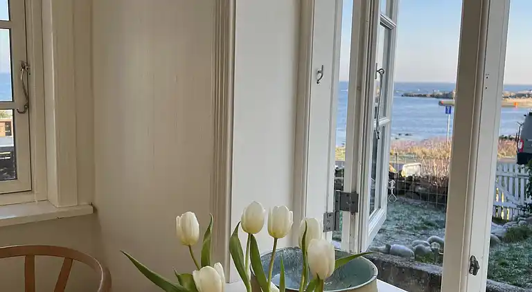 Fiskerhus med skøn  havudsigt ved Listed havn.