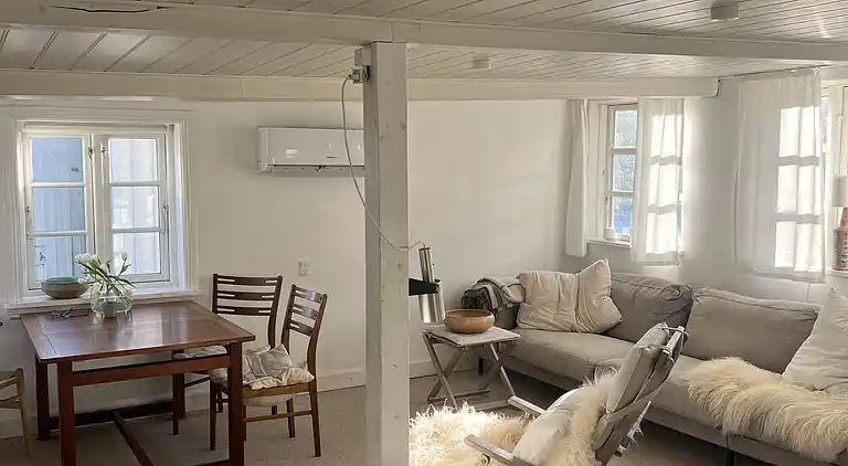 Fiskerhus med skøn  havudsigt ved Listed havn.