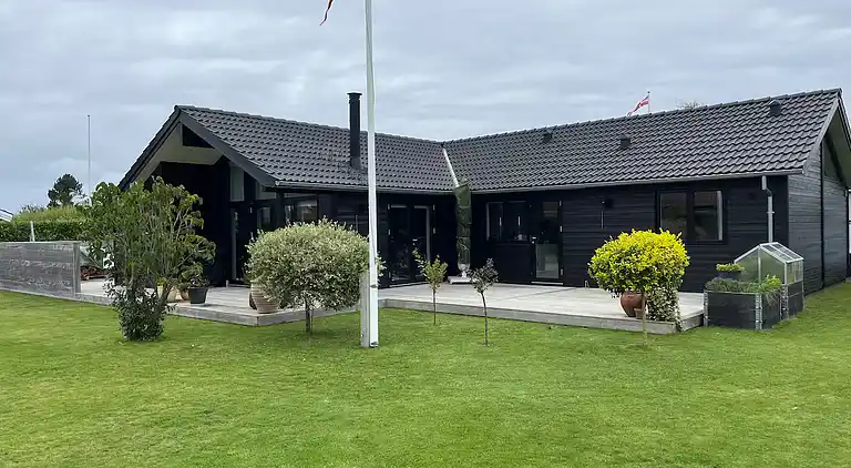 Nyt sommerhus tæt ved sandstrand