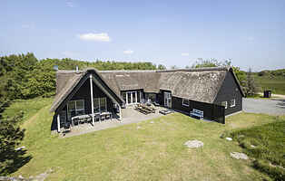 Stråtækt sommerhus med pool, spa og aktiviteter