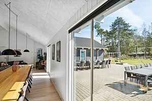 Rymligt sommarhus med pool, spa och aktiviteter