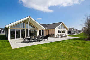 Stor familjeoas vid stranden med pool & spa