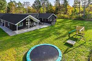 Rymligt sommarhus med pool och aktiviteter