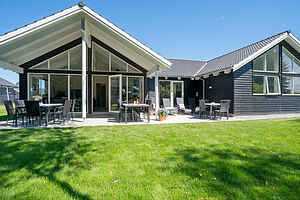 Rymligt sommarhus med pool och bastu