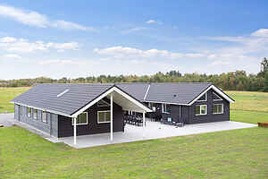 Nybyggt sommarhus: pool, bastu & aktiviteter